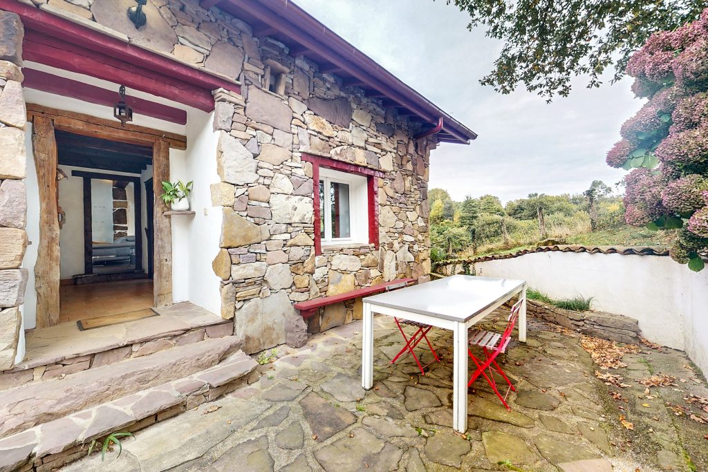 Loft atypique pierres et poutres apparentes - bien d'exception Pays Basque