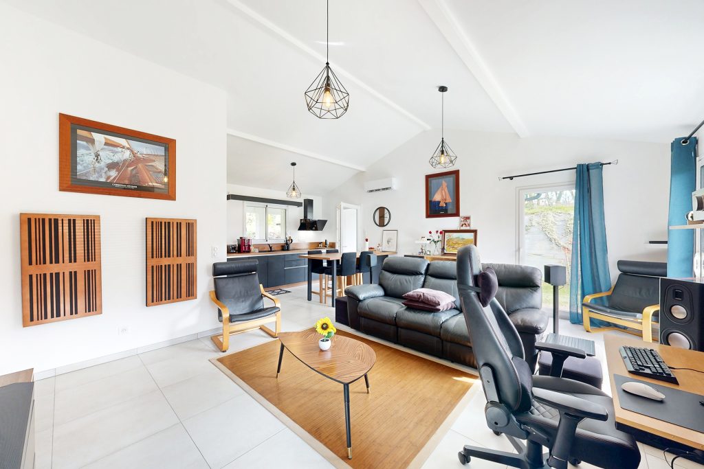 Salon lumineux avec poutres apparentes - mise en valeur immobilière Pays Basque