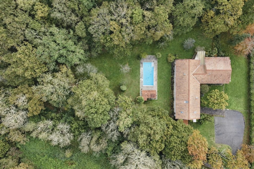Vue aérienne drone villa avec piscine Pays Basque - télépilote DGAC certifié