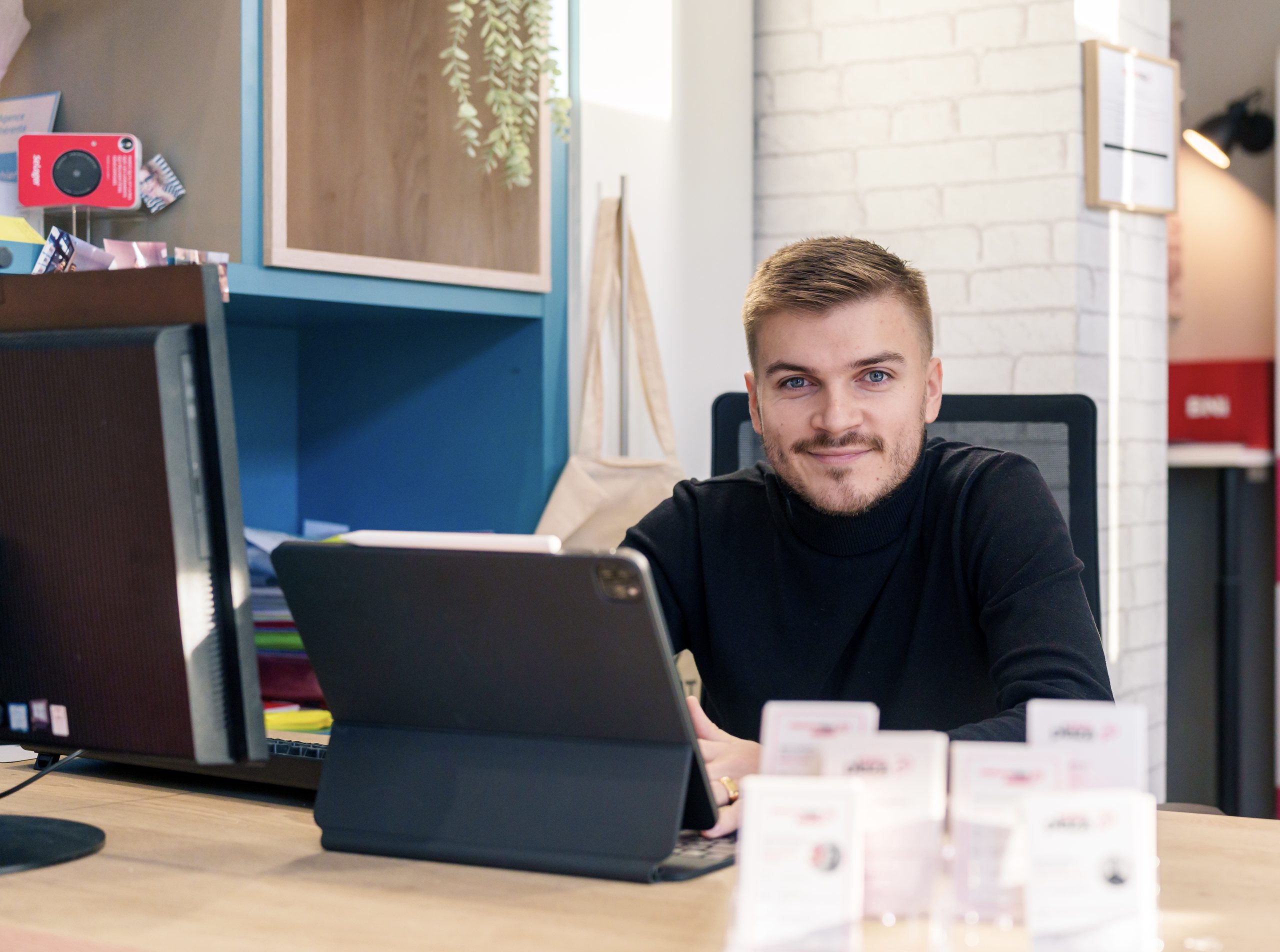 Florian Gravaud, agent immobilier au Pays Basque, en situation de travail